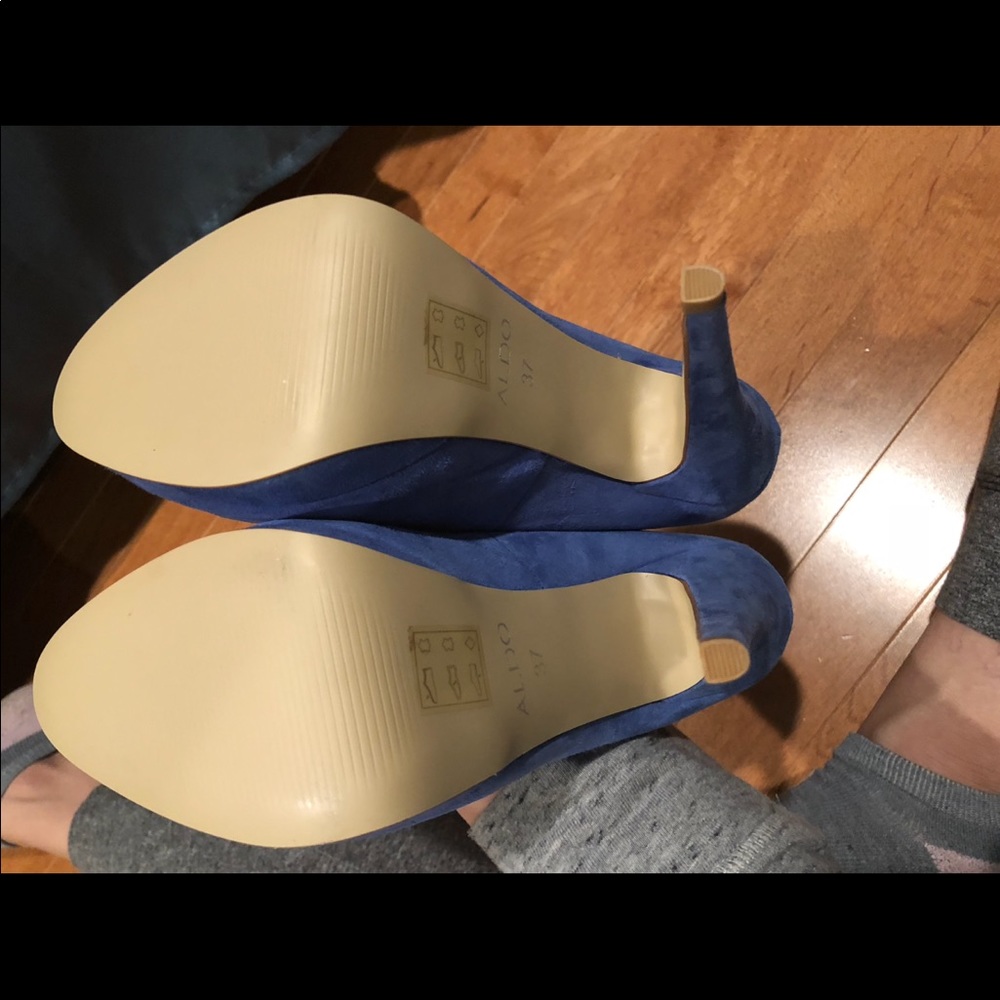 Blue suede pump